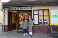 Begegnung des Tages: Zahra Beikzada und Charlotte Kübler (v.l.n.r.) vor der Biobäckerei Fahland – Foto: Ulrike Thomas