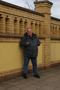 Begegnung des Tages: Jan Schwarzberg vor dem Gebäude des städtischen Abfallwirtschaftsbetriebs – Foto: Ulrike Thomas