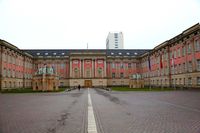 Blick durch das Fortuna-Portal auf Landtag &ndash; Foto: Ulrike Thomas