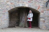 Christina am Baum, der durch die Decke der Stadtmauer w&auml;chst &ndash; Foto: Ulrike Thomas