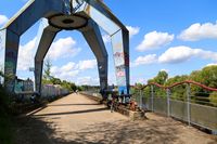 Saarradweg 1: Durch einen Drehkran &ndash; Foto: Ulrike Thomas