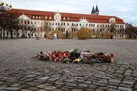 Gedenkst&auml;tte auf Domplatz mit Landtag im Hintergrund &ndash; Foto: Ulrike Thomas