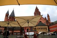 Gut beschirmt am Gutenberg-Platz mit Blick auf den Dom &ndash; Foto: Ulrike Thomas